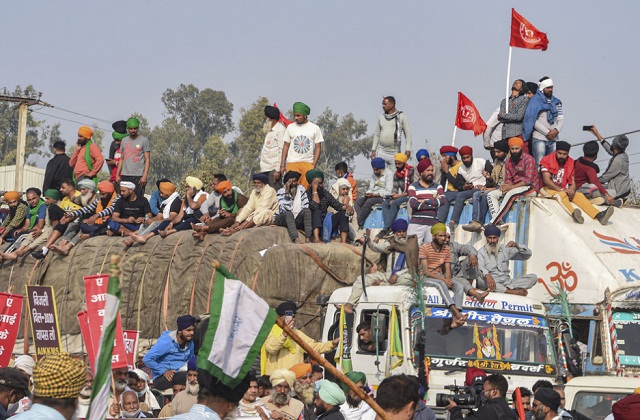 किसान आंदोलन / सिंधु और टिकरी बॉर्डर पर किसानों ने तोड़े बैरीकेड,पुलिस का लाठीचार्ज जारी 