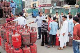 LPG सिलेंडर पड़ेगा 300 रुपये सस्ता, सब्सिडी वाले बैंक खाते से लिंक करा लें आधार कार्ड