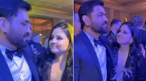 MS Dhoni ने पत्नी साक्षी के लिए गाया रोमांटिक गाना, वीडियो सोशल मीडिया पर वायरल