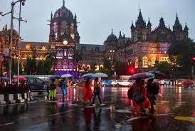 Mumbai Rain: मुंबई में भारी बारिश से हाहाकार, सड़कें बनीं दरिया... IMD ने इन जिलों में जारी किया रेड अलर्ट