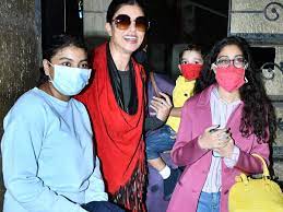 क्या Sushmita Sen ने दो बेटियों के बाद गोद लिया तीसरा बच्चा?