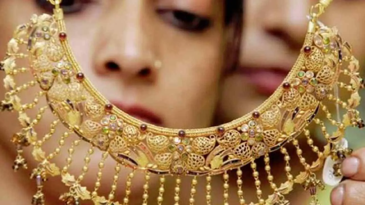 Gold rate today / सोना हुआ धनतेरस से पहले सस्ता,जानिए क्या है रेट