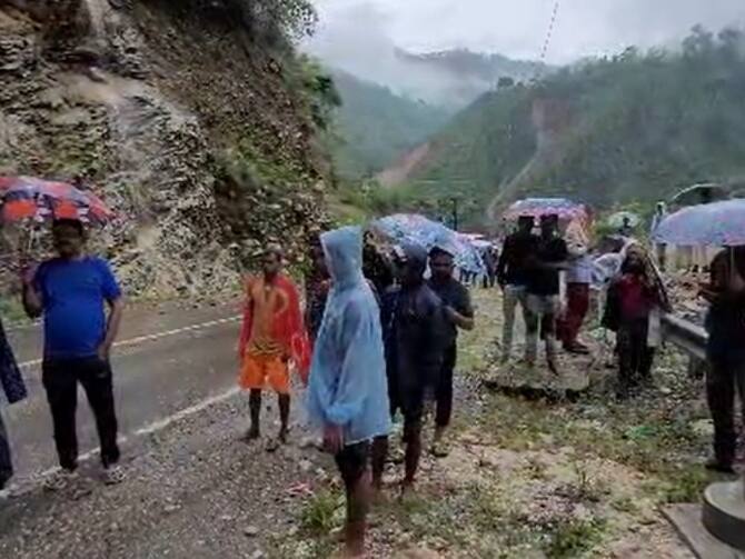 Kedarnath Yatra 2023: केदारनाथ हाईवे देर रात से बंद, फंसे हजारों यात्री