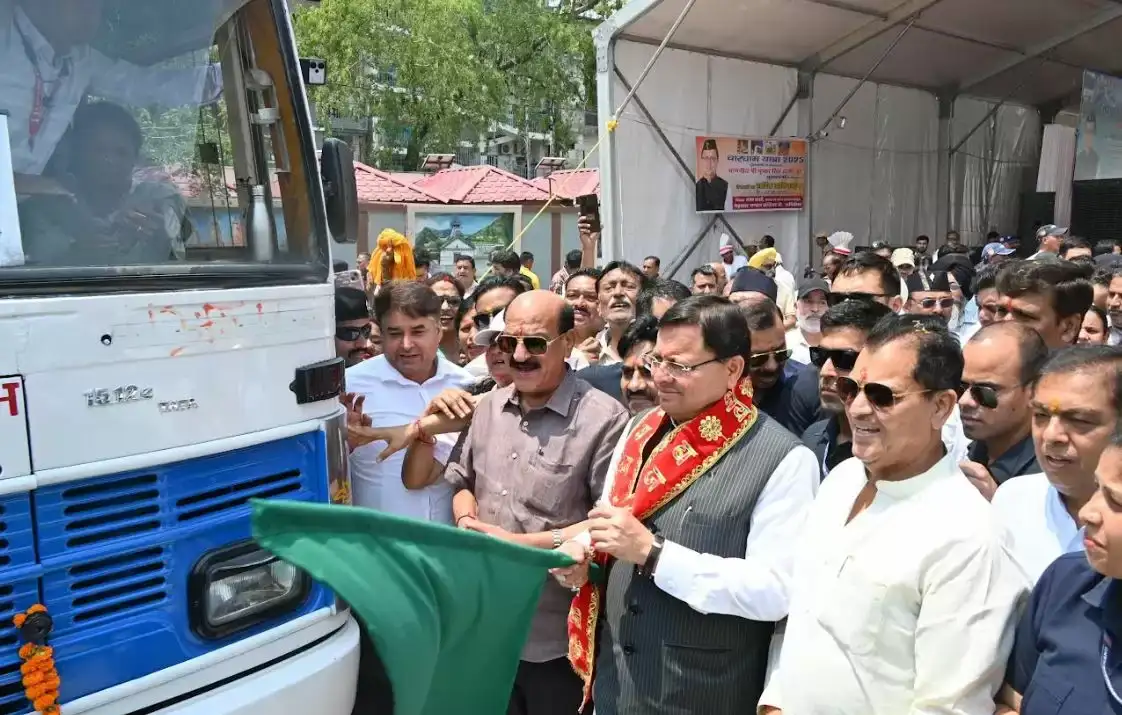 सीएम धामी ने ऋषिकेश से चारधाम यात्रा का किया शुभारंभ, श्रद्धालुओं को दिखाई हरी झंडी