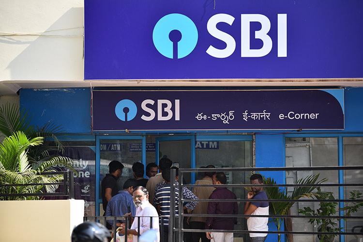 SBI में करोड़ो ग्राहकों के लिए गुड न्यूज़  बैंक ने खत्म किया  मिनिमम बैलेंस का झंझट, 44.51 करोड़ ग्राहकों को बड़ा फायदा