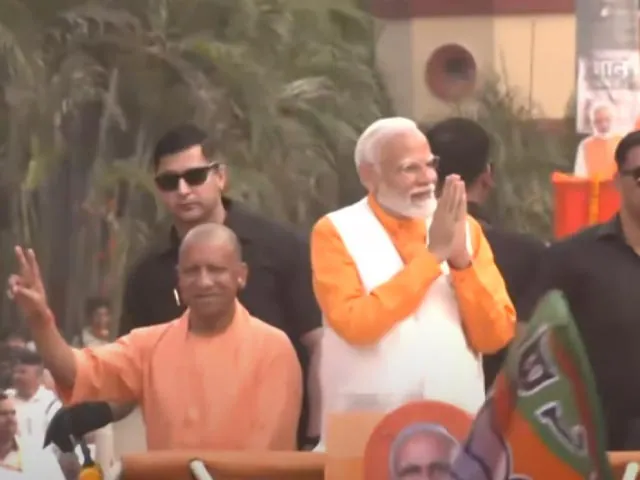 PM Modi Roadshow: वाराणसी में PM मोदी का रोड शो, रथ पर CM योगी भी मौजूद; उमड़ा हुजूम