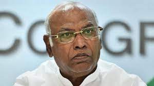 Mallikarjun Kharge / कर्नाटक चुनाव से पहले मुश्किलों में कांग्रेस, चुनाव आयोग ने खरगे को भेजा नोटिस,