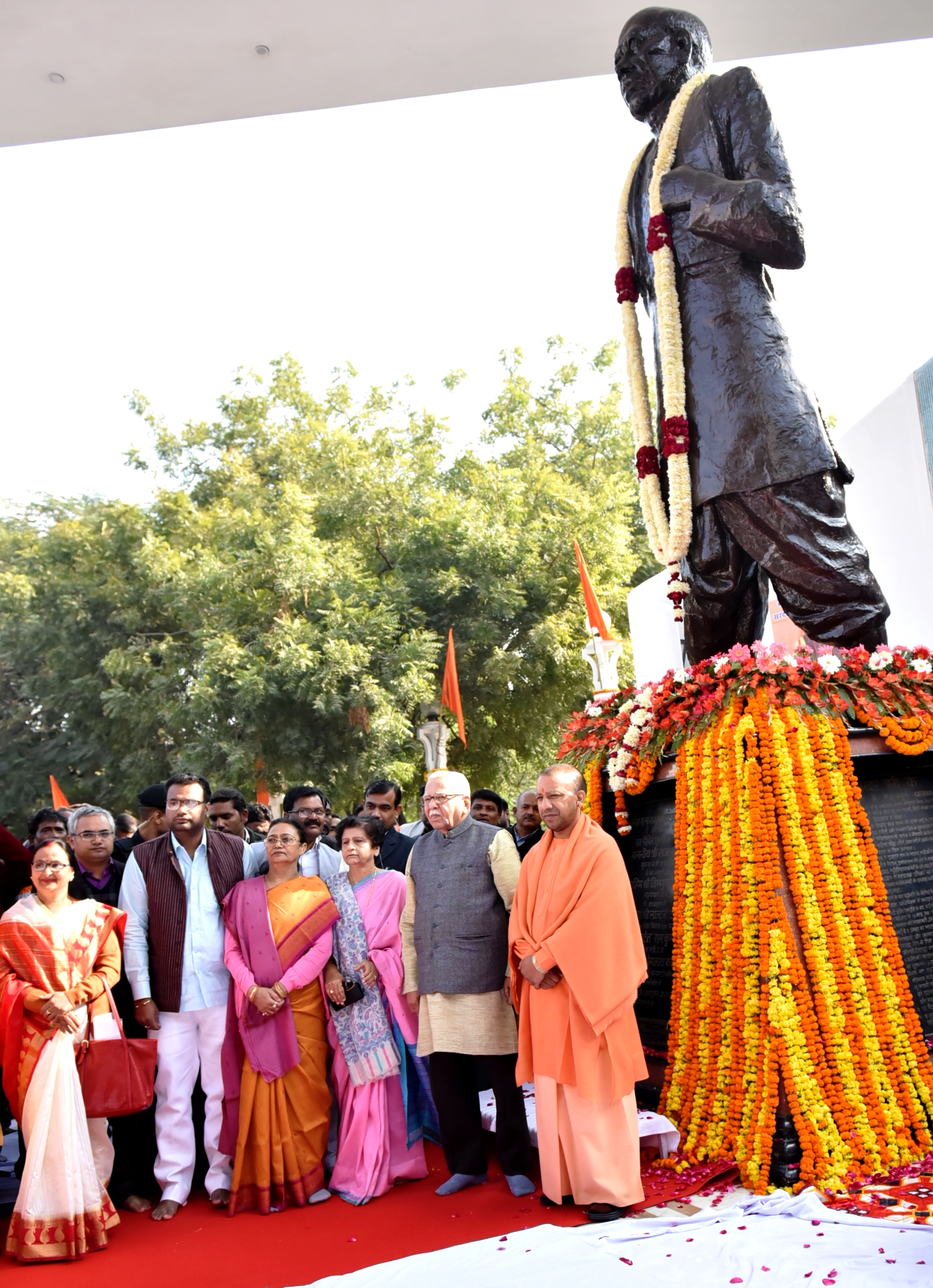 राज्यपाल राम नाईक एवं CM योगी ने सरदार वल्लभ भाई पटेल को श्रद्धांजलि अर्पित की...