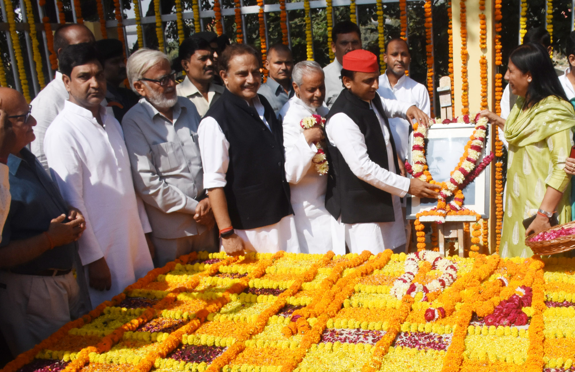 आचार्य नरेन्द्र देव के समाधिस्थल पर मुलायम सिंह यादव अखिलेश यादव ने पुष्पांजलि अर्पित की..