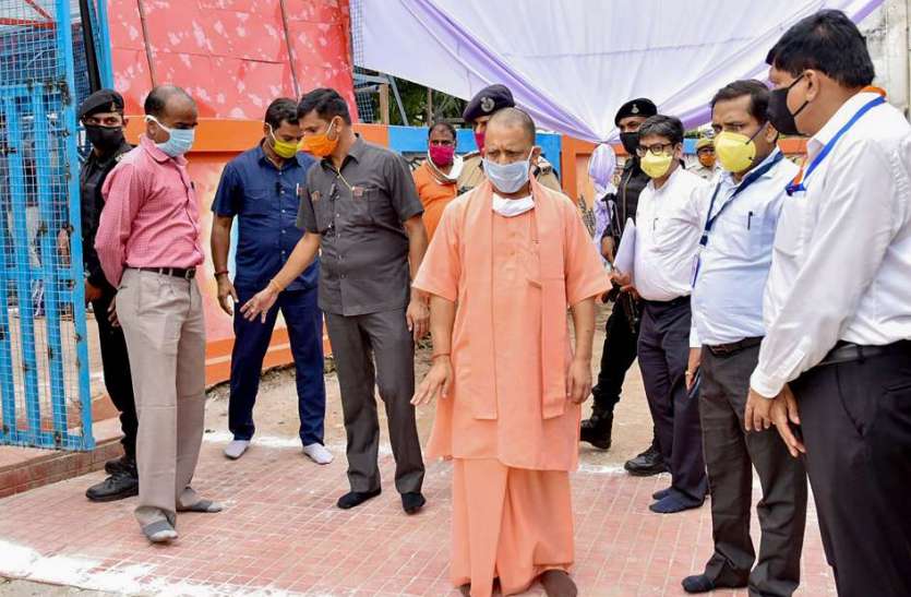 मुख्यमंत्री योगी आदित्यनाथ ग्राउंड जीरो पर ले रहे है कोरोना संक्रमण की रिपोर्ट ,मुजफ्फरनगर और सहारनपुर दौरे पर CM