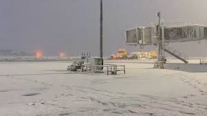 Heavy Snowfall Hits Kashmir: Srinagar Airport Closed, Key Roads Blocked