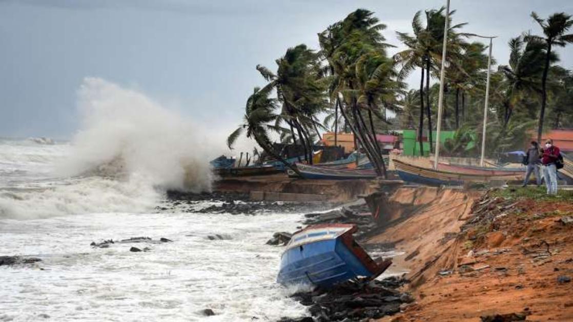 Cyclone Tauktae: महाराष्ट्र में 'तांडव' मचाने के बाद गुजरात की ओर तेजी से बढ़ रहा है चक्रवाती तूफान तौकते