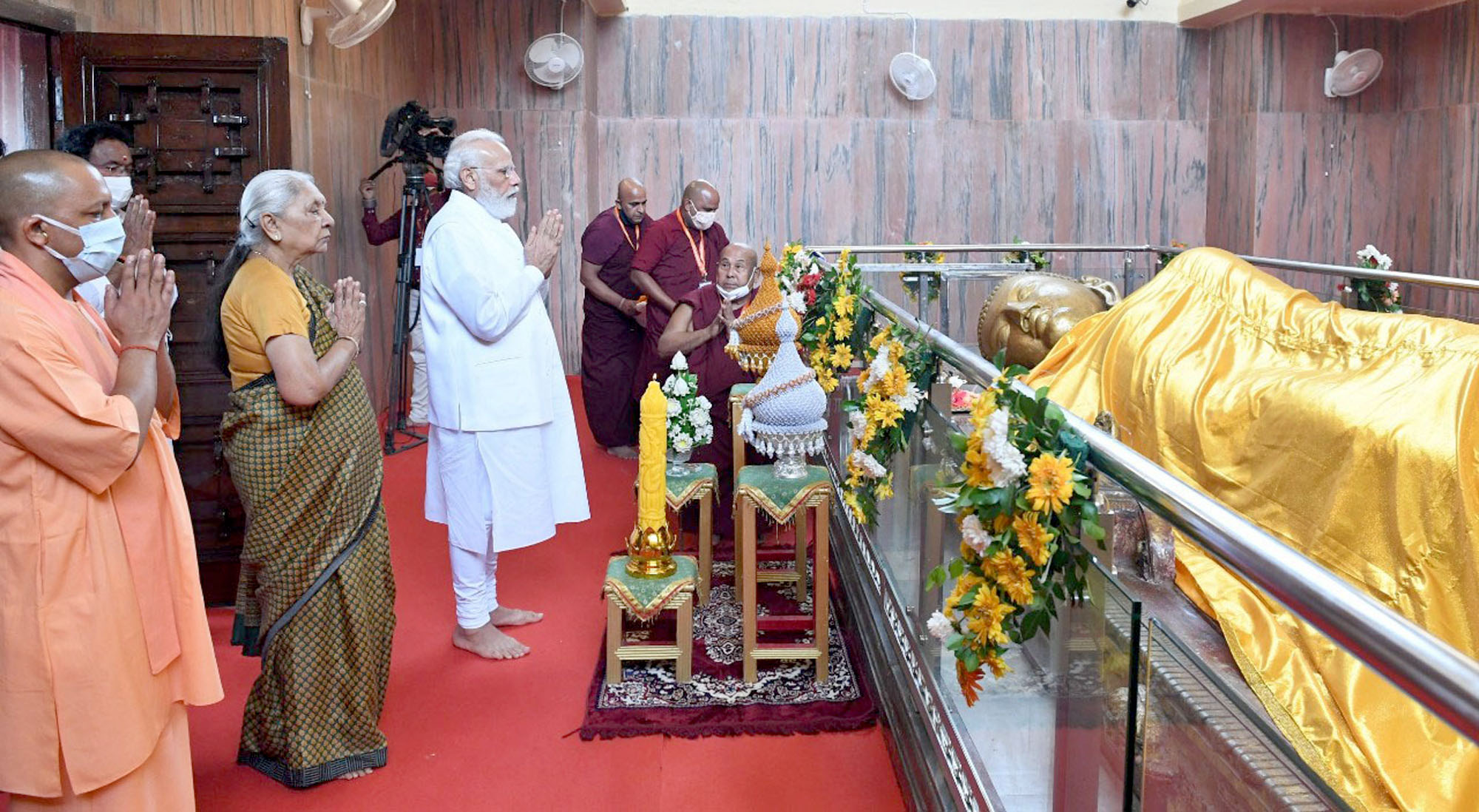 प्रधानमंत्री ने महापरिनिर्वाण मंदिर में चीवर दान कर भगवान बुद्ध की शयनमुद्रा की प्रतिमा का चक्रमण/परिक्रमा की,कुशीनगर अंतर्राष्ट्रीय स्तर पर भगवान बुद्ध की मैत्री और करुणा का संदेश देता रहा है: मुख्यमंत्री