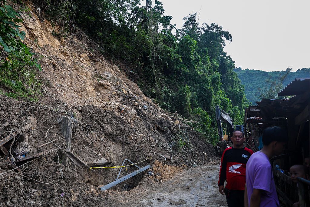 Heavy Rain Causes Deadly Landslide in Central Vietnam, Killing Six Bus Passengers