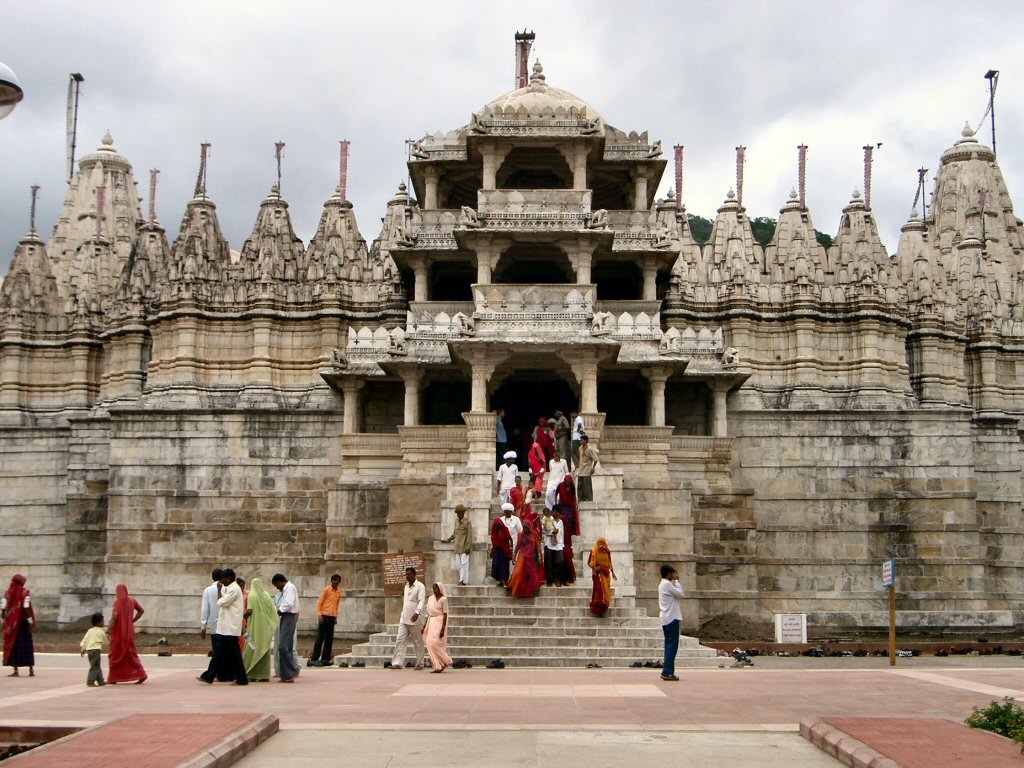 1500 खंभों पर इतनी खूबसूरती से तराशा गया ये जैन मंदिर...