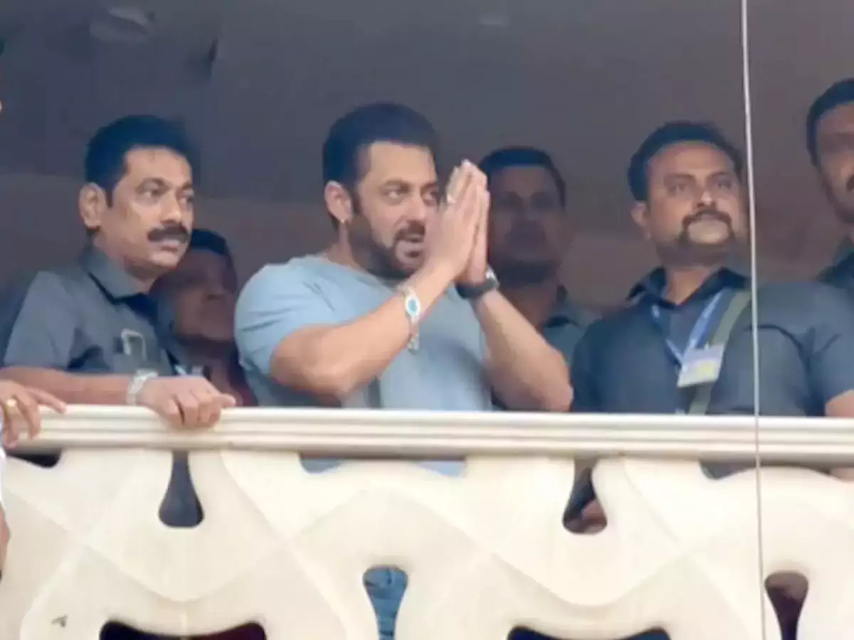  Salman Khan Birthday: बर्थडे पर फैंस से मिलने गैलेक्सी अपॉर्टमेंट में आए सलमान खान