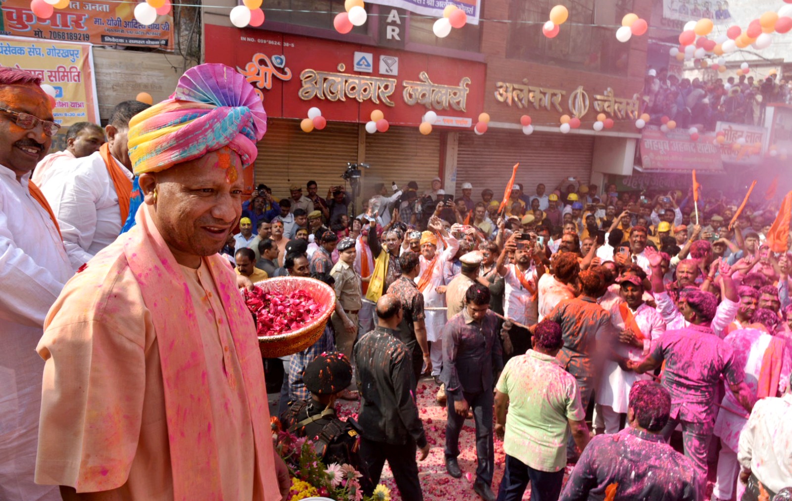 सीएम योगी की मौजूदगी में खिलखिलाए होलिकोत्सव के रंग