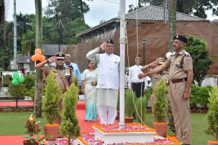 मुख्यमंत्री धामी ने किया ध्वजारोहण, राष्ट्रीय एकता की दिलाई शपथ