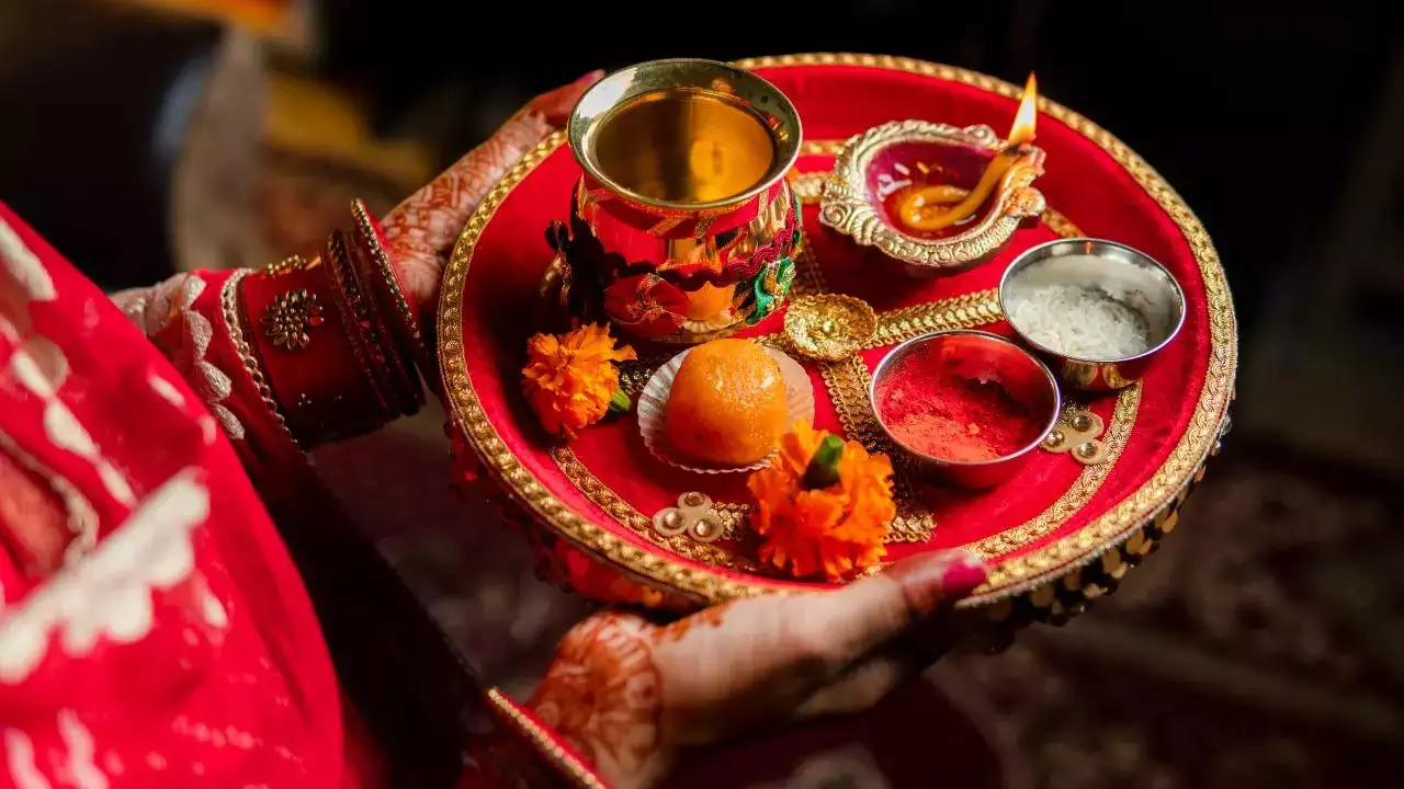 Karwa Chauth 2024: इस बार करवा चौथ के दिन लगेगी भद्रा जानें, मुहूर्त और चांद निकलने का समय