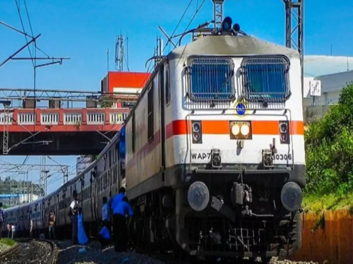 Summer Special Trains: यात्रियों को रेलवे ने दिया शानदार गिफ्ट, इन रूट्स पर चलेंगी समर स्पेशल ट्रेनें