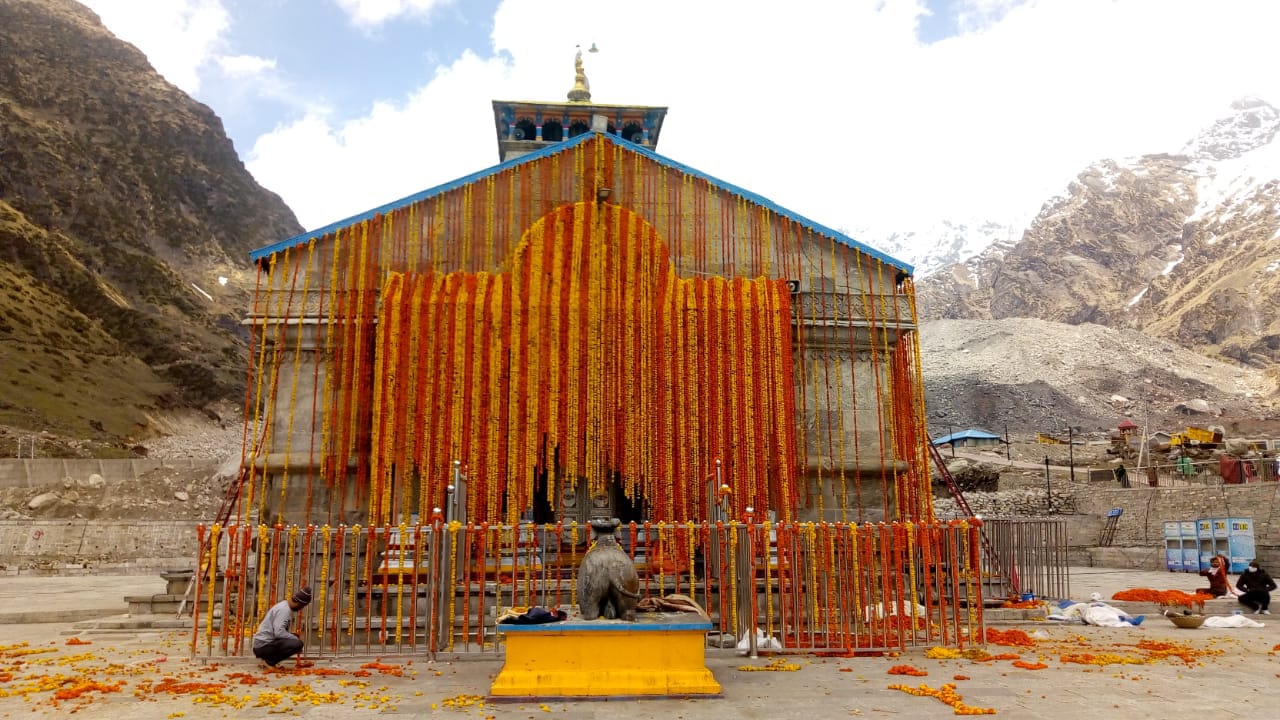 सोमवार को खुलेंगे केदारनाथ धाम  के कपाट,11 क्विंटल फूलों से सजा केदारनाथ धाम