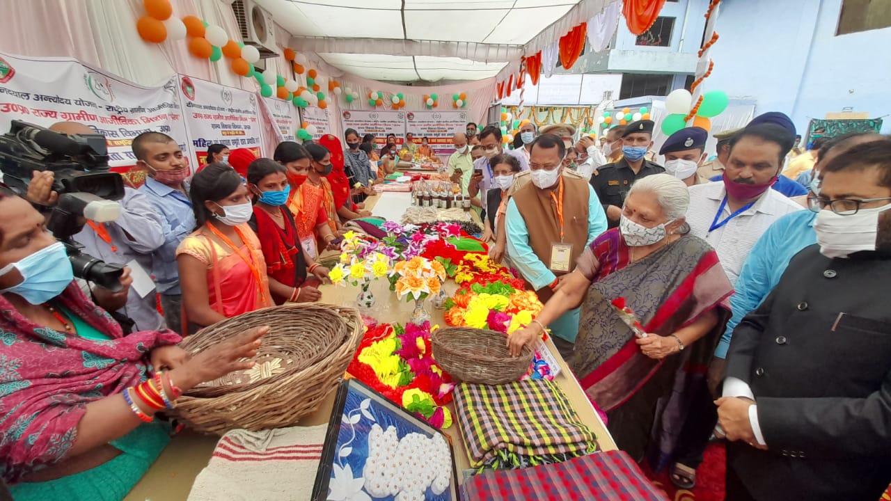 UP NEWS:राज्यपाल  ने फर्रूखाबाद में कारीगरों एवं उद्यमियों का उत्साहवर्धन किया